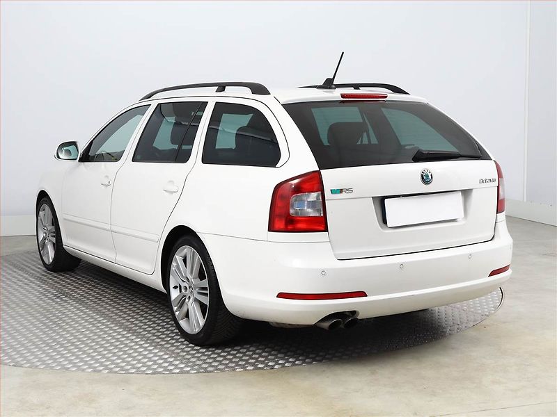 Škoda Octavia (2010) RS 2.0 TSI, Navi, Xenony - fotka 4 z 16