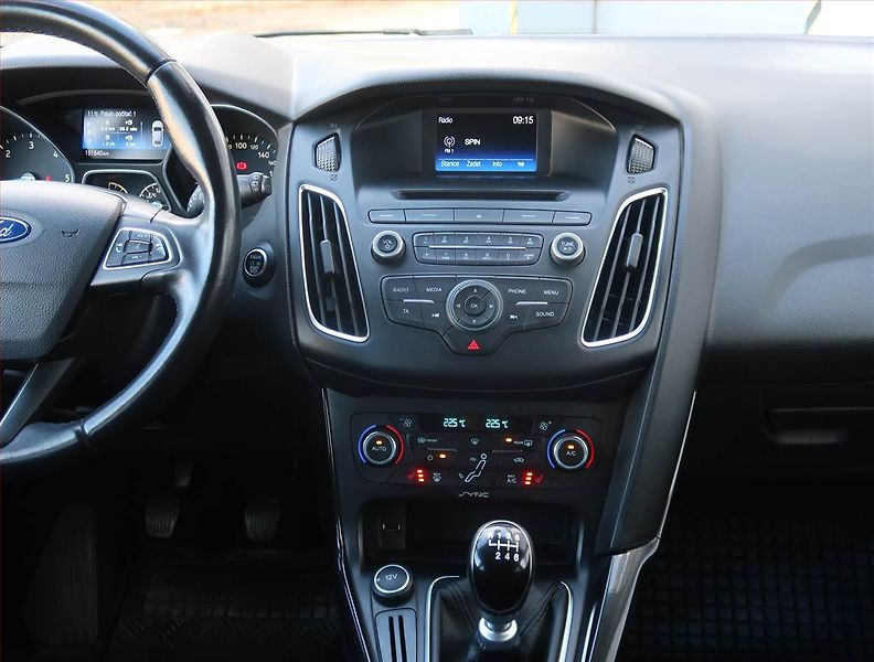 Ford Focus (2016) Titanium 1.5 TDCi, Serv.kniha - fotka 12 z 19
