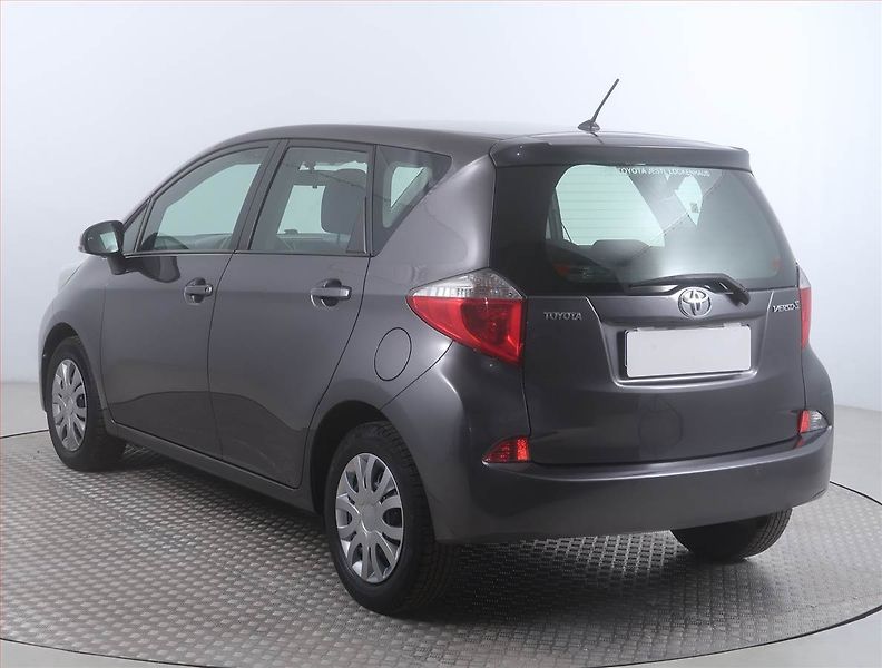 Toyota Verso (2011) 1.33 VVT-i, po STK, rezervace - fotka 4 z 14
