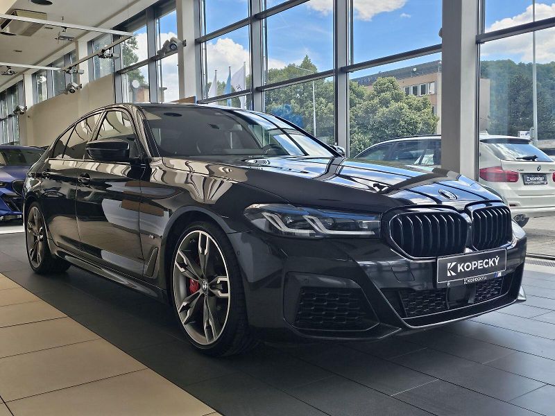 BMW Řada 5 M550i xDrive - fotka 3 z 32