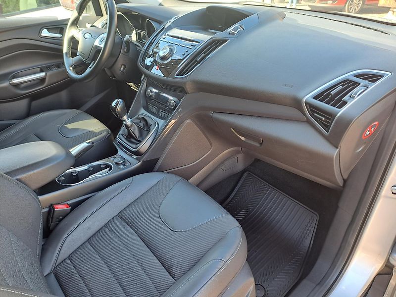 Ford Kuga (2015) 1.8 EB SERVISKA PĚKNÝ STAV - fotka 11 z 29
