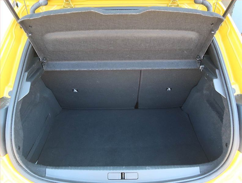 Peugeot 208 (2021) 50 kWh, SoH 90%, Automat - fotka 14 z 22
