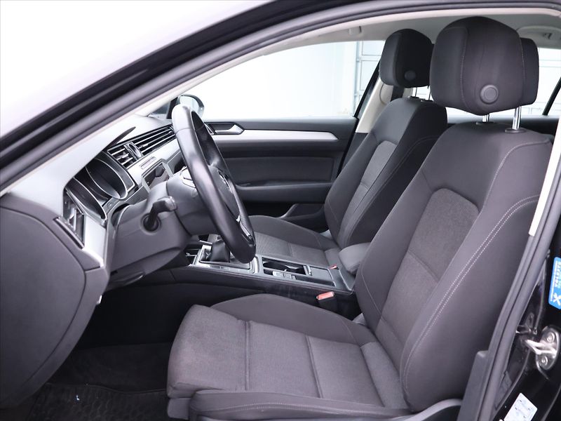 Volkswagen Passat 1,6 TDI Highline Aut klima LED - fotka 11 z 27