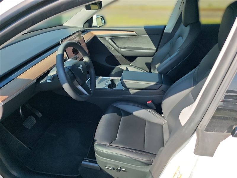 Tesla Model Y 0,0 Long Range AWD AT - fotka 6 z 12