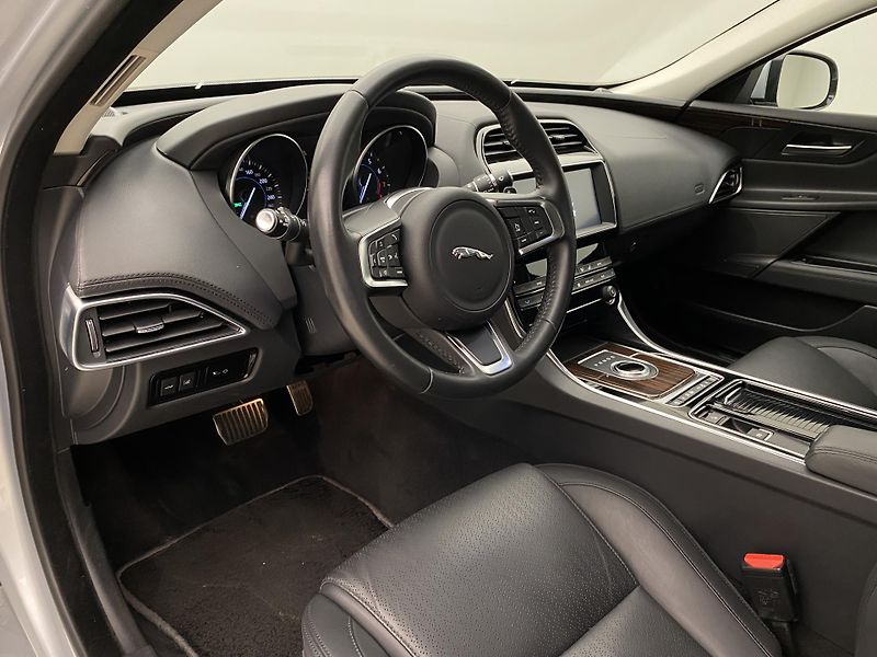 Jaguar XE 30t 221kW AWD AUT CZ - fotka 4 z 39