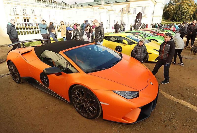 Luxusní supersporty projely západ Čech, milionové rarity přibrzdily v Kynžvartu