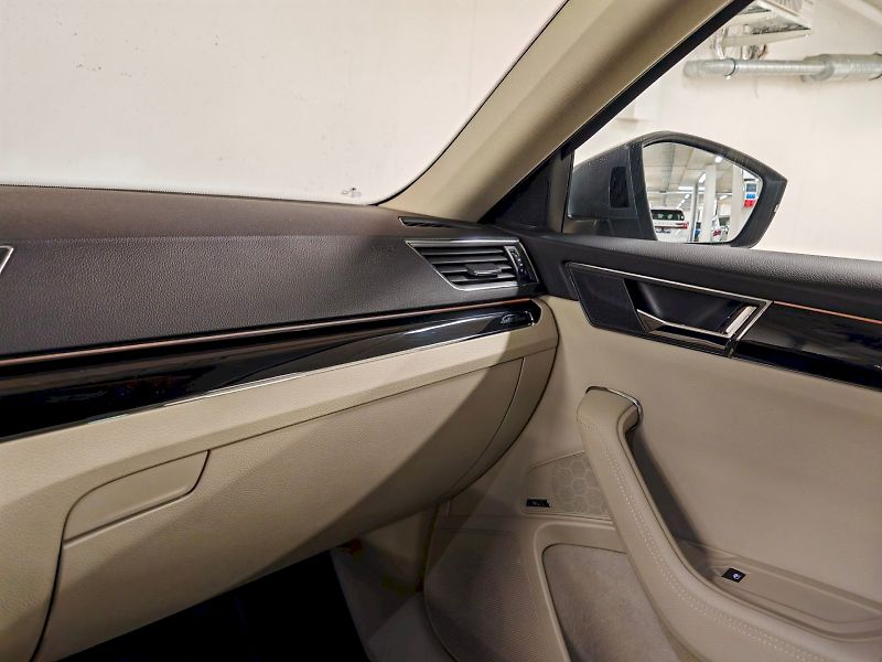 Škoda Superb (2024) iV 1.4 TSI 160 kW DSG L&K - fotka 6 z 29