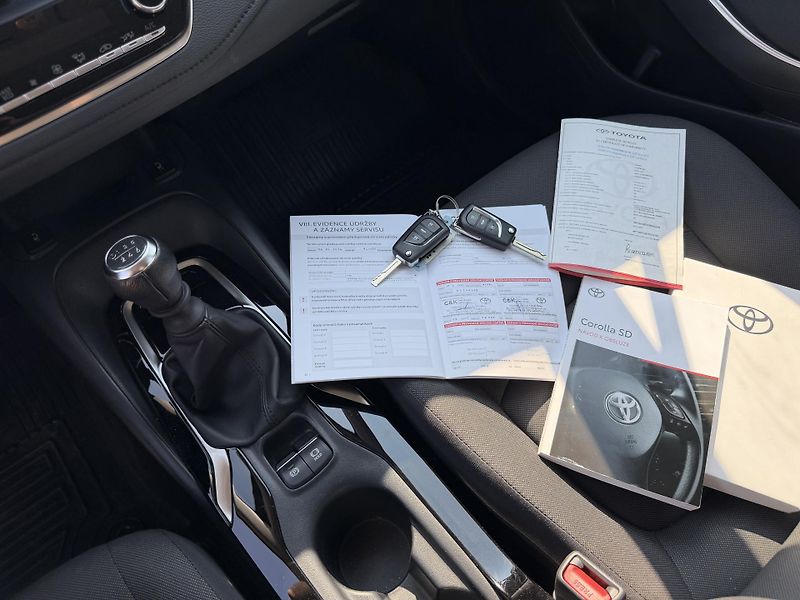 Toyota Corolla 1,5i 92kW manual navi. závěs - fotka 15 z 21