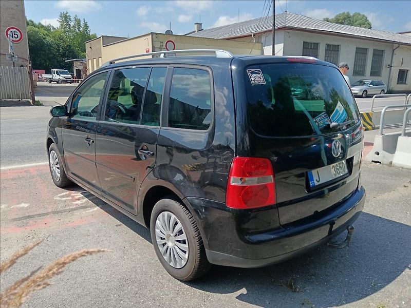 Volkswagen Touran 1,9 TDi Highline - fotka 9 z 21