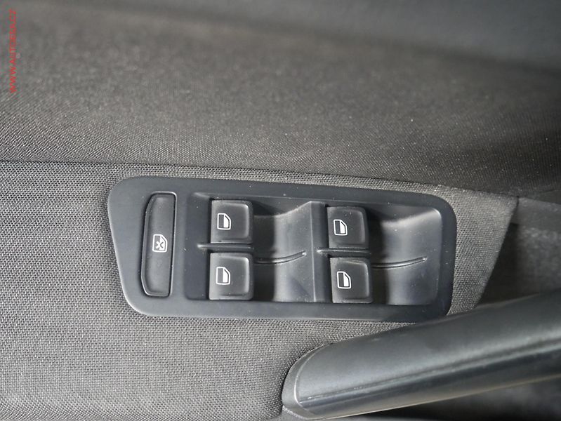 Volkswagen Golf (2015) 1.6TDi, AC, výhřev sed - fotka 19 z 19