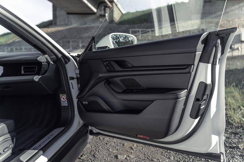 Porsche Taycan (2023) 4S - 7000 KM - VZDUCH, BOSE - fotka 37 z 39