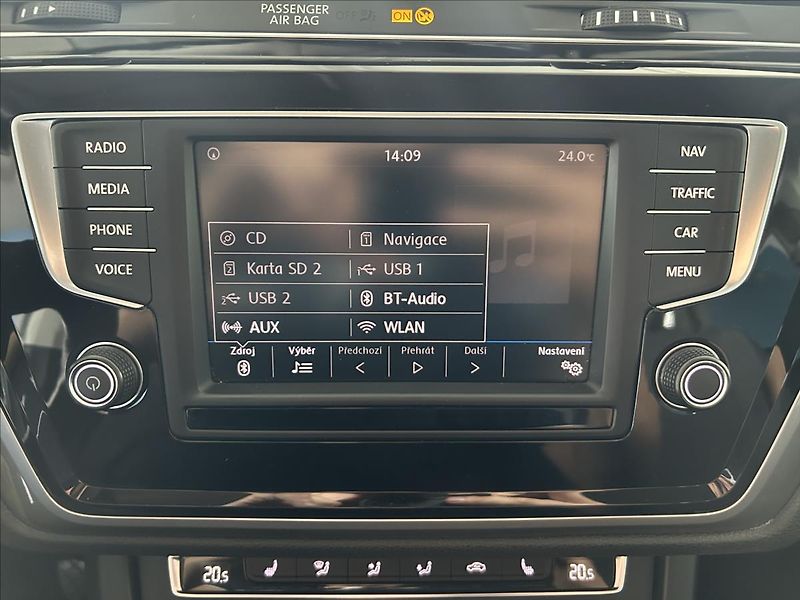 Volkswagen Touran 1,2   TSI 81kW,2.MAJ,SERVISKA - fotka 12 z 22