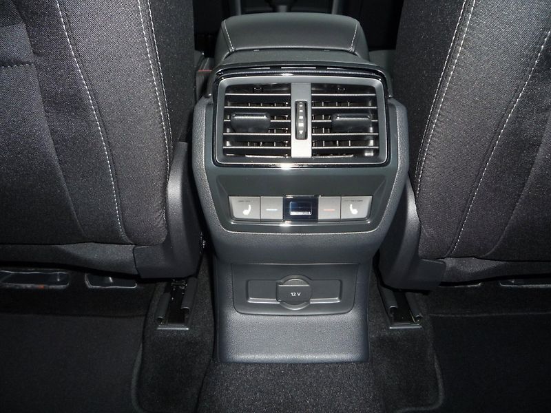 Škoda Karoq (2024) 2,0TSi 140kW DSG 4x4 SportLine - fotka 19 z 20