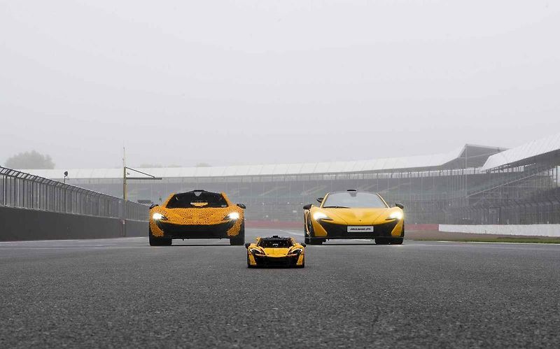 Replika McLarenu P1 v reálné velikosti se skládá z 342 817 dílků, váží přibližně 1220 kilogramů.