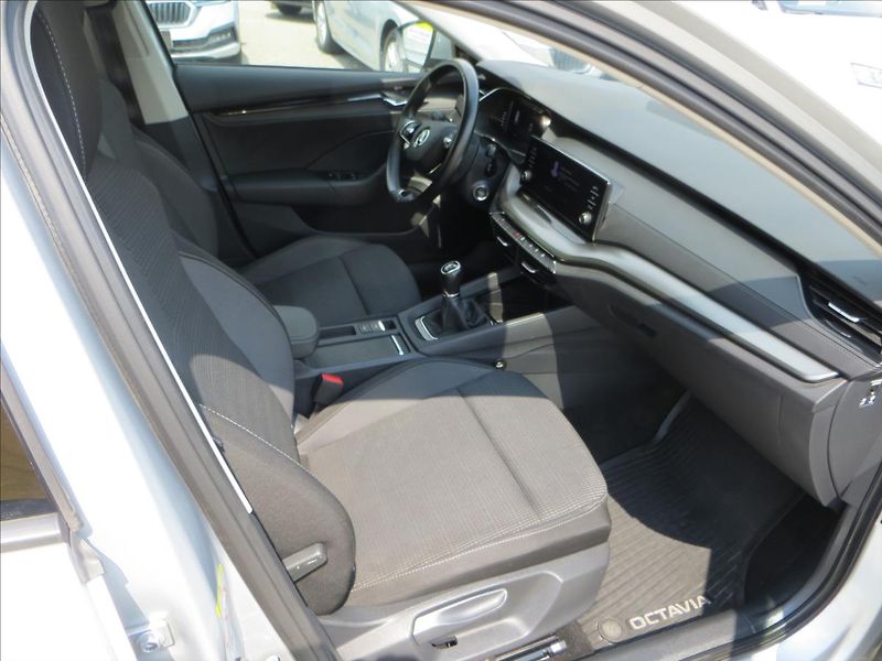 Škoda Octavia 2,0 TDI Ambition ČR - fotka 11 z 25
