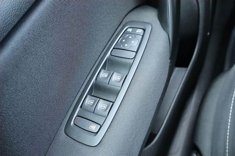 Renault Mégane (2018) 1.6 SCe, Serv.kniha, Navi - fotka 19 z 22