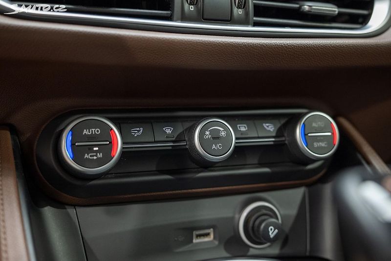 Alfa Romeo Stelvio Q4 2.2 JTD 154 kW - fotka 18 z 36