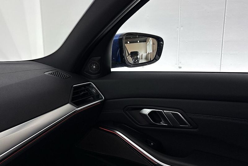 BMW Řada 3 330i xDrive - fotka 18 z 27