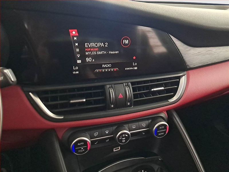 Alfa Romeo Giulia (2017) 2.0 Turbo - fotka 12 z 17