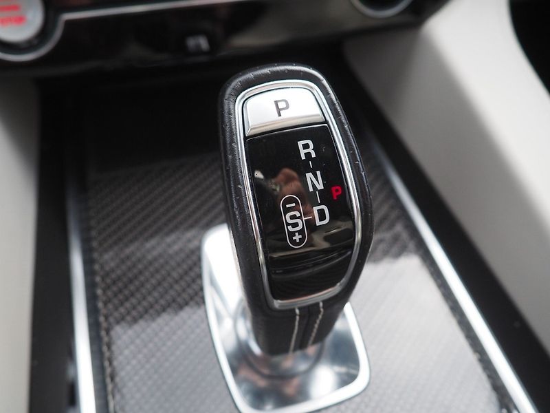 Jaguar F-Pace (2019) 5.0 SVR 550HP, Plný servis - fotka 36 z 43