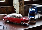 Model Tatry 603 na výstavě ve společnosti velkého modelu trucku.
