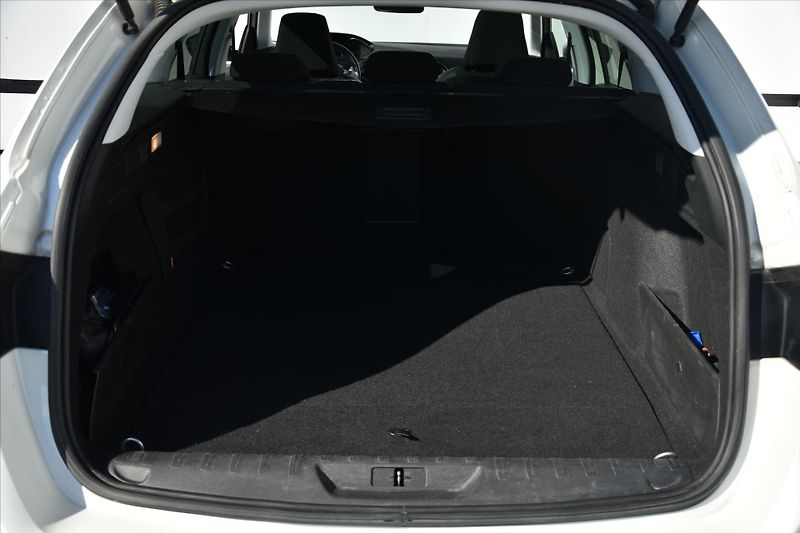 Peugeot 308 SW 1.5HDI 96kW LED PANORAMA ČR - fotka 12 z 23