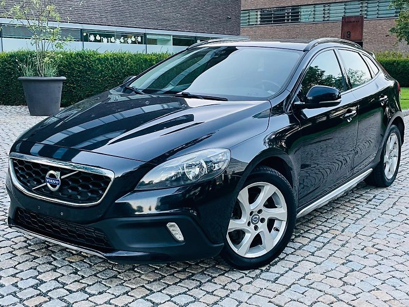 Volvo V40 2.0D3 MANUÁL CROSS SERVISKA  - fotka 1 z 43