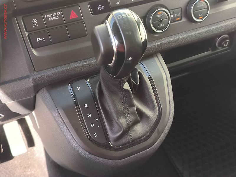Volkswagen Caravelle (2017) 2.0TDi L2 8míst, DSG, navi - fotka 16 z 20