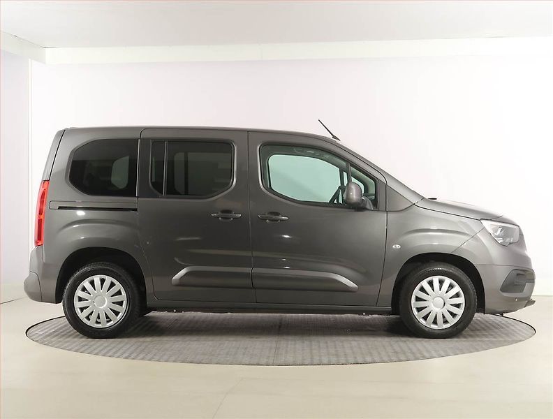 Opel Combo (2019) Enjoy 1.2 Turbo, 7Míst, 1Maj - fotka 6 z 22