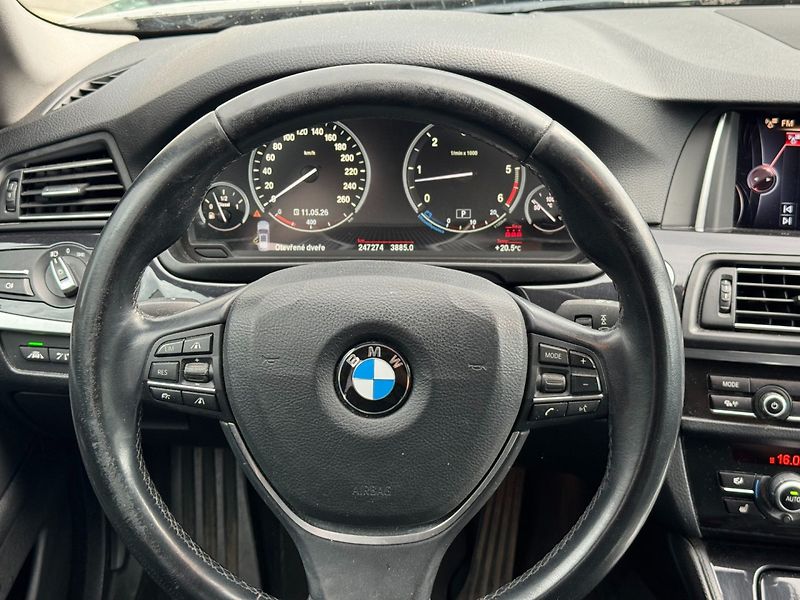 BMW Řada 5 (2014) 530d xDrive - fotka 16 z 32