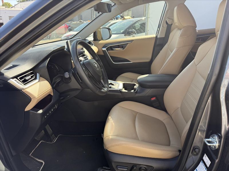 Toyota RAV4 2,5 Executive, 4x4, Hybrid - fotka 8 z 22