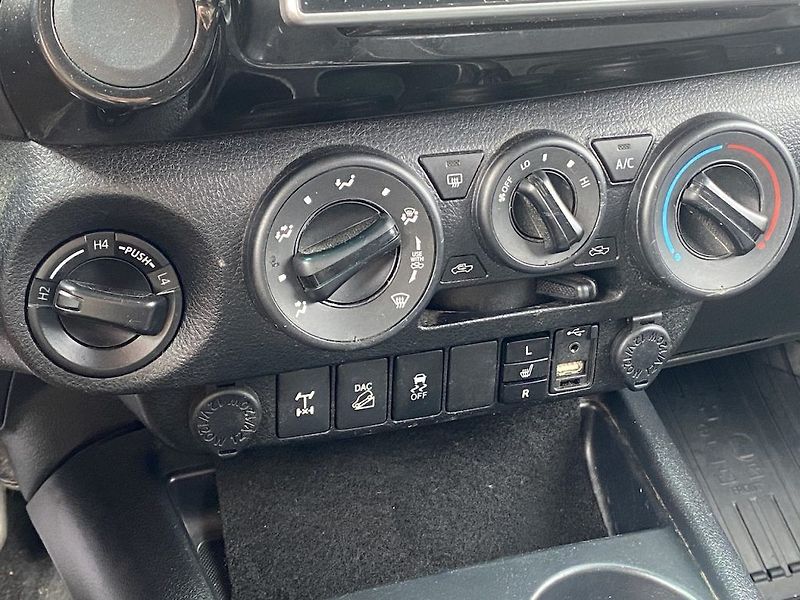 Toyota Hilux 2.4D, Webasto, automat, tažné - fotka 10 z 11