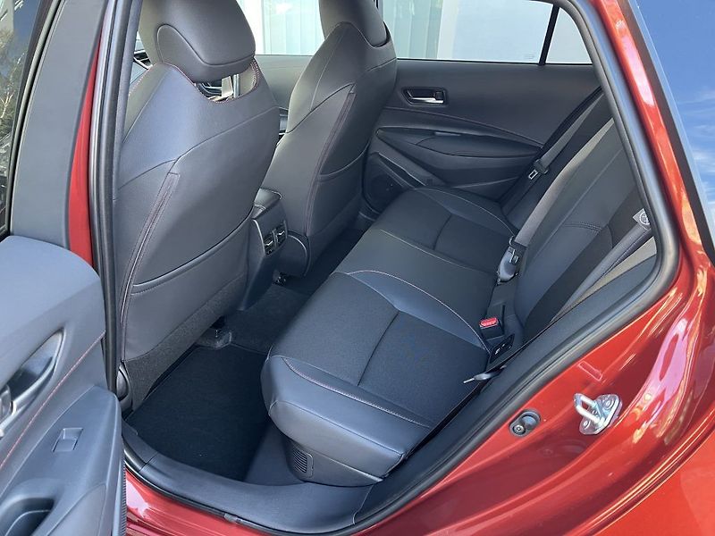 Toyota Corolla 2.0L HEV GR SPORT - fotka 8 z 29