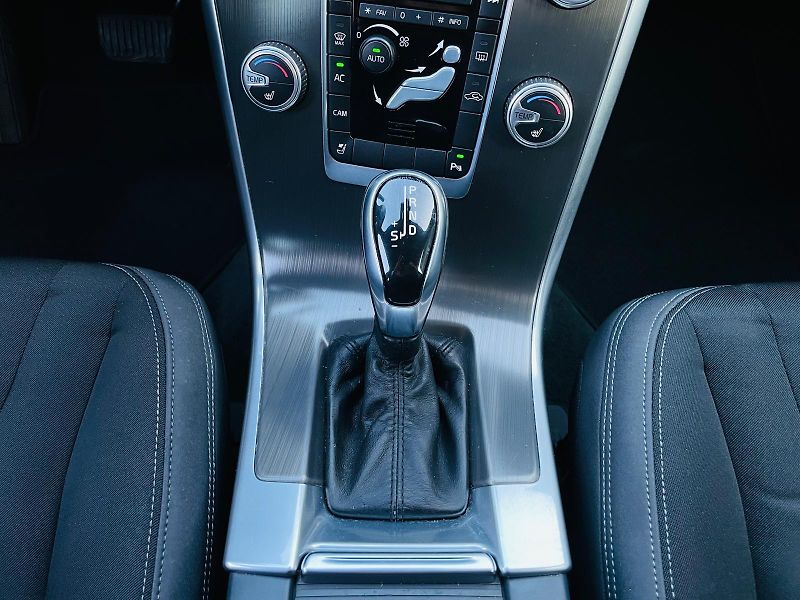 Volvo XC60 2.0D 5VÁLEC AUT TAŽNÉ VÝHŘEV - fotka 41 z 50