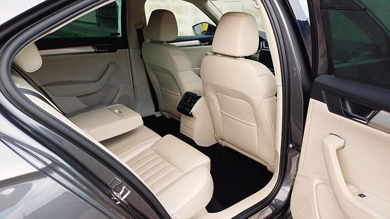 Škoda Superb L&K 2.0TSI 206kW-TZ-ČR-DPH - fotka 12 z 50