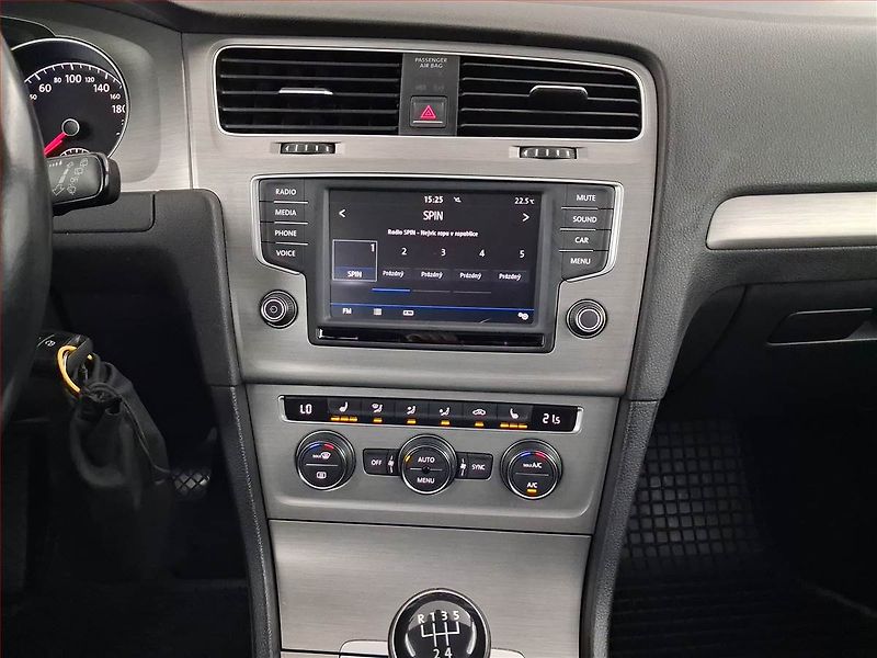 Volkswagen Golf (2017) 1.6 TDI, Serv.kniha, Kůže - fotka 12 z 18