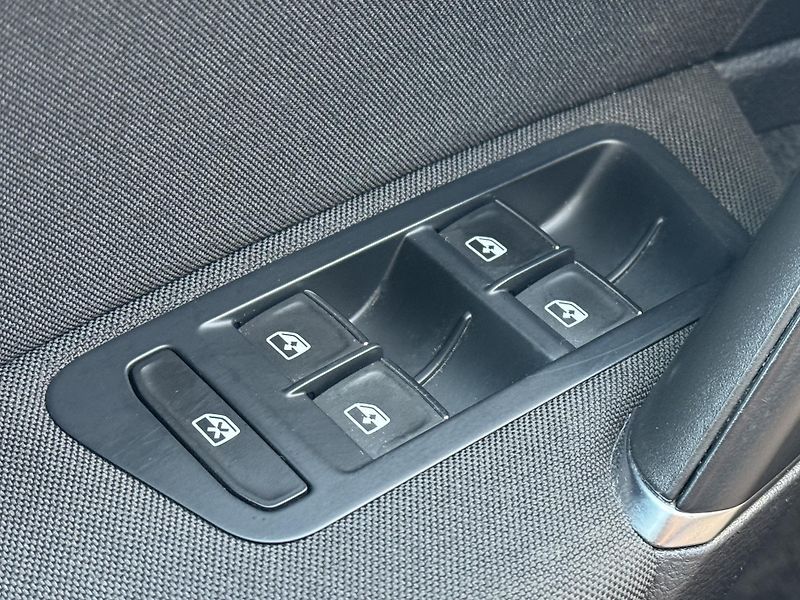Volkswagen Golf (2017) VII 1.4TSi MAN Highline, RZV - fotka 26 z 51