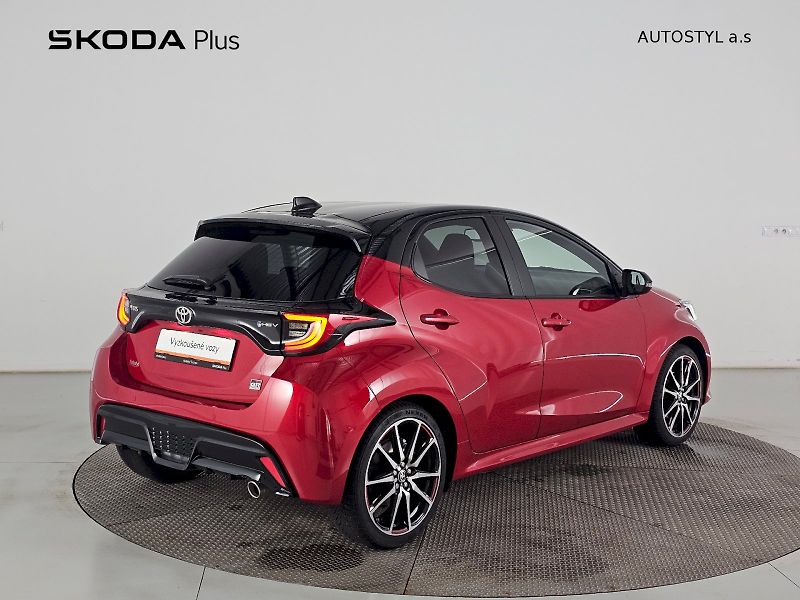 Toyota Yaris (2024) 1.5 HEV 130k GR SPORT - fotka 2 z 21