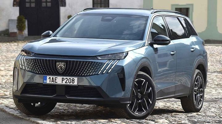 Peugeot 5008 v nové generaci narostl.