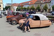 Přehlídka velorexů na poděbradském náměstí.