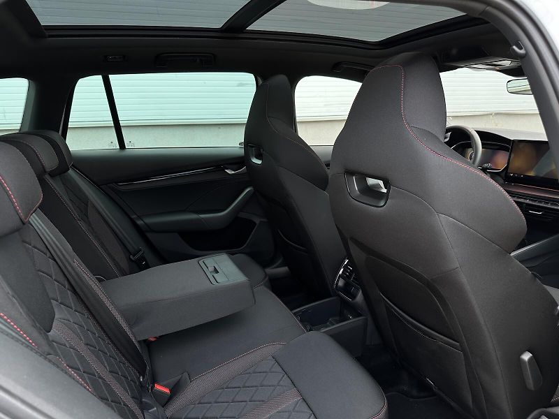 Škoda Octavia RS 2.0TSi DSG 265PS NAVI V.Ped - fotka 46 z 51