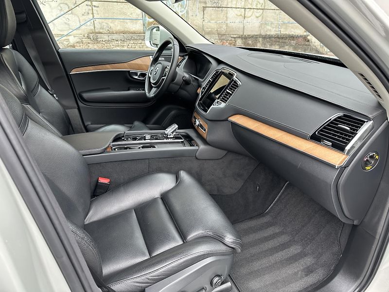 Volvo XC90 T8 plug-in hybrid Recharge - fotka 16 z 32