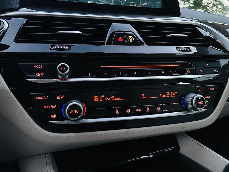 BMW Řada 5 520D AUT KAMERA SERVISKA - fotka 38 z 48