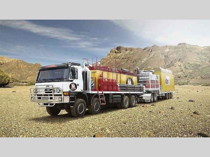 Tatra Force 8x8 – vozidlo pro přepravu potrubí.