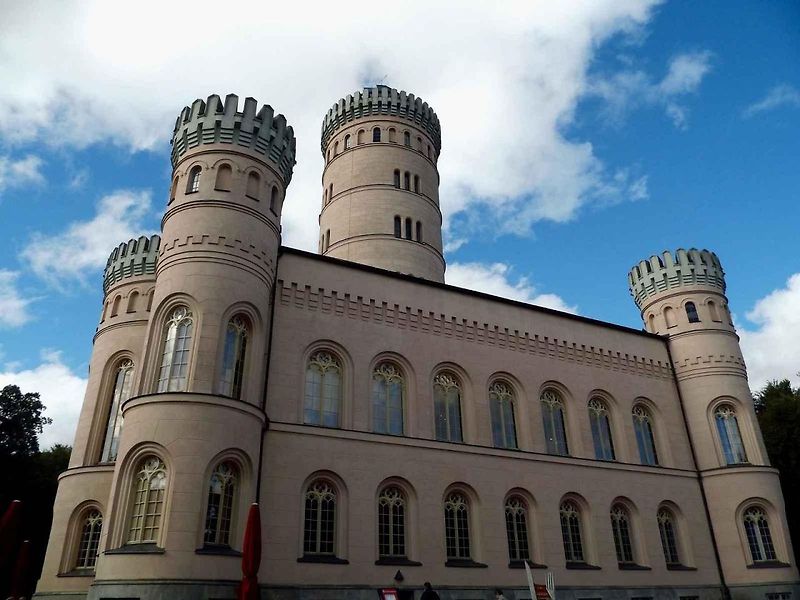 Komplex Prora lemuje překrásná a liduprázdná pláž.