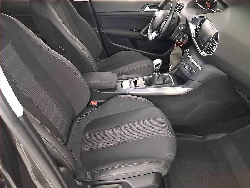 Peugeot 308 (2018) Active 1.2 PureTech, ČR,1.maj - fotka 9 z 20