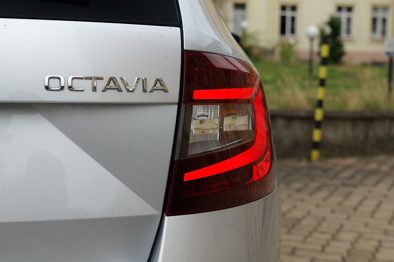 Škoda Octavia 2.0 TDI DSG Kamera Style+ - fotka 10 z 35