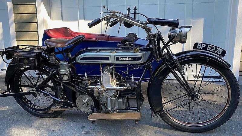 Motocykl Douglas W z roku 1917 byl k vidění na letošním, již 8. srazu historických vozidel v Litvínově na Loučkách.