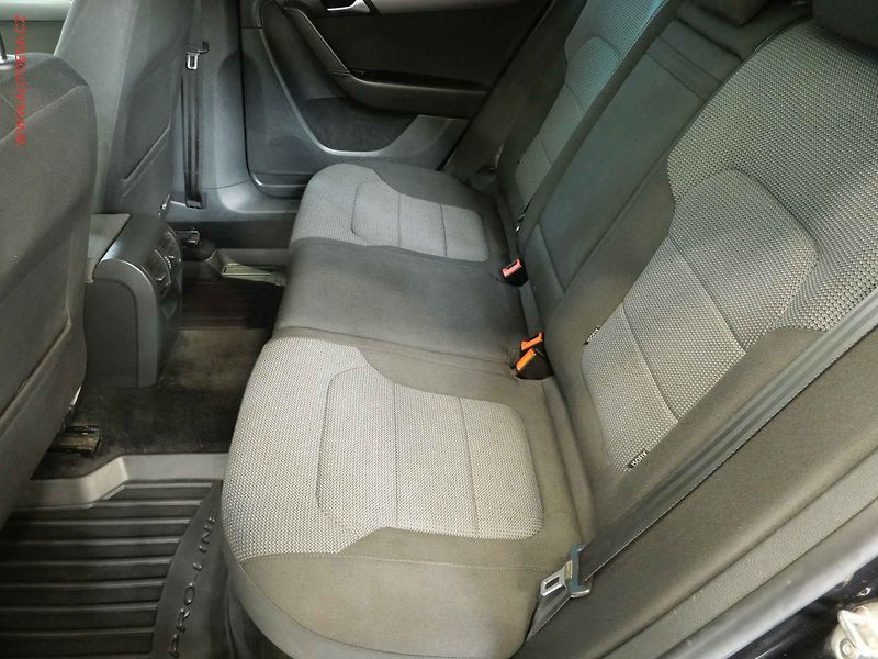 Volkswagen Passat (2013) 2.0TDi, DSG, xenon, park - fotka 10 z 19