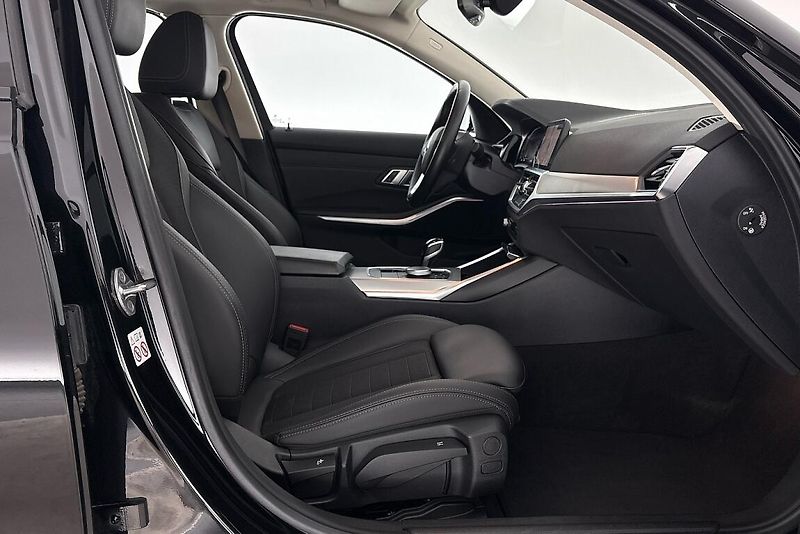 BMW Řada 3 320d xDrive - fotka 11 z 23